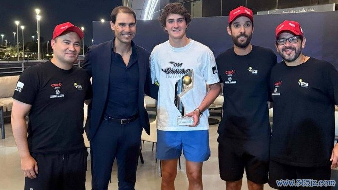 Nadal (thứ hai từ trái sang) chụp ảnh cùng nhà vô địch Next Gen ATP Finals， Joao Fonseca (trắng) tại Jeddah， Arab Saudi cuối tuần qua. Ảnh: Reuters