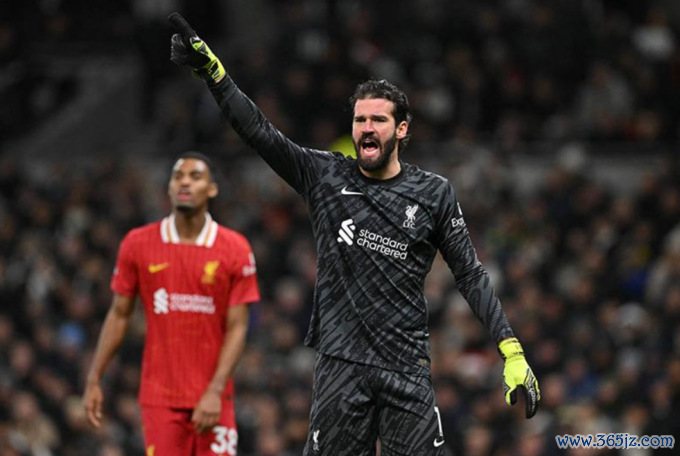 Thủ môn Alisson Becker ra hiệu với đồng đội trong trận Liverpool thắng Tottenham 6-3 trên sân Tottenham Hotspur， London， Anh ngày 22/12. Ảnh: AFP