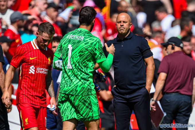 Alisson Becker bắt tay HLV Arne Slot trong trận giao hữu giữa Liverpool và Sevilla ngày 11/8/2024. Ảnh: Liverpool FC